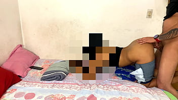 Follando el coño de mi hermanastra mientras mis padres duermen