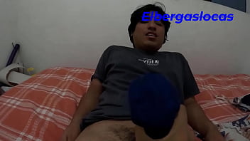 Mi hermanastra me encuentra viendo entre sus tangas una usada me encanta como huele su tanga con leche tengo el fetiche de olerla después de usada