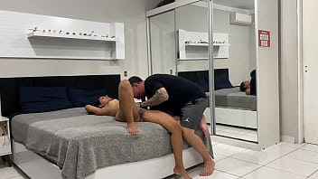 Esperei meu marido sair do banho peladinha deitada na cama e louca pra dar pra ele