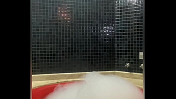 Eu e minha amiga estamos provocando o fotógrafo pra vê se ele deixa a gente pagar de outra forma blonde liberal