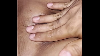 Me chupo los dedos y dedeo rico la vagina de frida latina muy cachonda y sexy