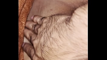 Me chupo los dedos y dedeo rico la vagina de frida latina muy cachonda y sexy