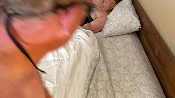 Old mature slut gives an elegant blowjob