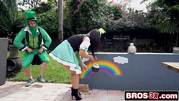 Saint patty's day surprise with a bootylicious brunette