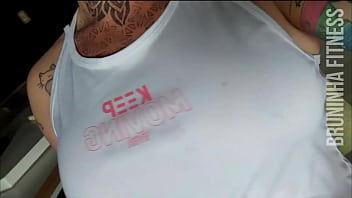 Compilado dessa ruiva gostosa se exibindo inteira na cama e fazendo cardio