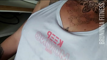 Compilado dessa ruiva gostosa se exibindo inteira na cama e fazendo cardio