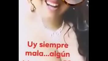 Chica muestra las testas en facebook