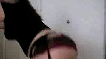 Latin girl shaking her ass