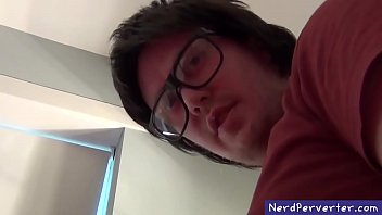 Emo chick puts a pussy show