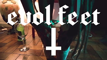 Kinky ballerina cooling her feet