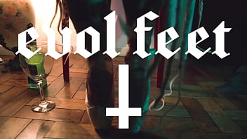 Kinky ballerina cooling her feet