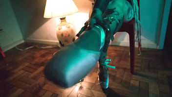 Kinky ballerina cooling her feet