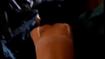 Fudendo a gostosinha na sujeira