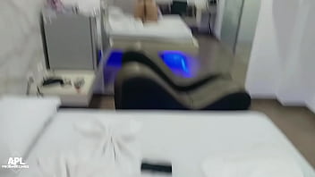 Me gusta divertirme con mi esposa haciendo un rico y divertido juego de roles mientras me follo su gran culo y la lleno de creampie parte 2