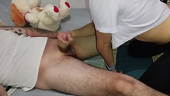 Mi hermanastra aprovecha que estamos solos y me chupa toda la verga se traga la leche