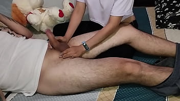 Mi hermanastra aprovecha que estamos solos y me chupa toda la verga se traga la leche