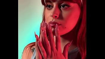 Empregada ficou com tesão sentindo o chulé da filha da sua patroa