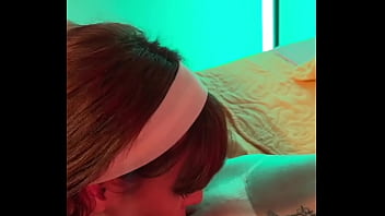 Empregada ficou com tesão sentindo o chulé da filha da sua patroa