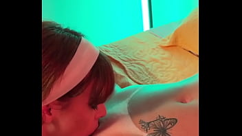 Empregada ficou com tesão sentindo o chulé da filha da sua patroa