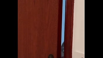 Empregada ficou com tesão sentindo o chulé da filha da sua patroa