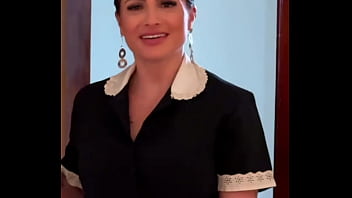 Empregada ficou com tesão sentindo o chulé da filha da sua patroa