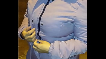 Madura culona con hilo rojo en la calle