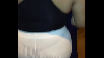 Madura culona con hilo rojo en la calle