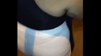 Madura culona con hilo rojo en la calle