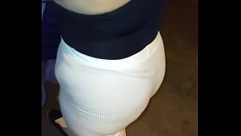 Madura culona con hilo rojo en la calle