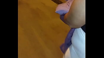 Madura culona con hilo rojo en la calle