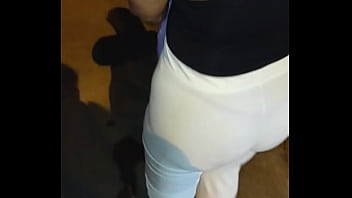 Madura culona con hilo rojo en la calle