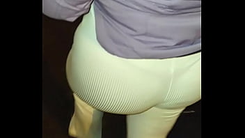 Madura culona con hilo rojo en la calle