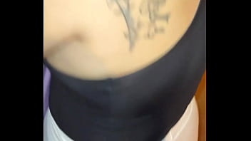 Madura culona con hilo rojo en la calle