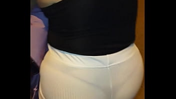 Madura culona con hilo rojo en la calle