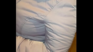 Madura culona con hilo rojo en la calle