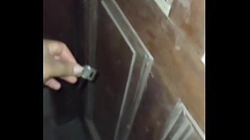 Madura culona con hilo rojo en la calle