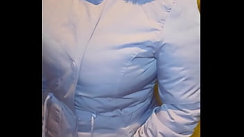 Madura culona con hilo rojo en la calle