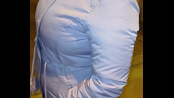 Madura culona con hilo rojo en la calle