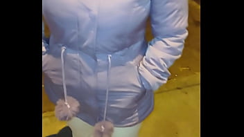 Madura culona con hilo rojo en la calle