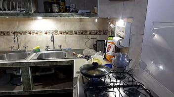 Estefani desnuda preparando deliciosos pancakes