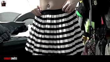 Novinha linda gostosa mostrando a calcinha