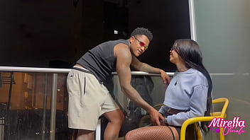 Dessa vez o negão encheu minha buceta de porra transamos na cadeira da varanda