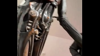 Look at this sculpture of a crazy alien what’s the wildest sculpture you’ve ever seen #aliensculpture #outof