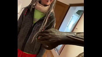 Look at this sculpture of a crazy alien what’s the wildest sculpture you’ve ever seen #aliensculpture #outof