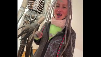 Look at this sculpture of a crazy alien what’s the wildest sculpture you’ve ever seen #aliensculpture #outof