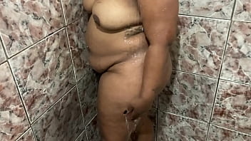 Tomando banho e fui filmada pelo meu amigo assista completo no sheer ou red