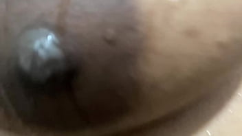 Tomando banho e fui filmada pelo meu amigo assista completo no sheer ou red