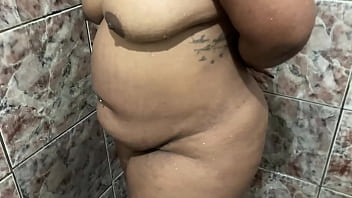 Tomando banho e fui filmada pelo meu amigo assista completo no sheer ou red