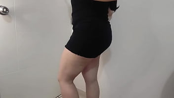 Haciendo el 69 con latina culona mexicana despues de que se quitara su mini vestido y mostrara todo su ano y su vagina ante la camara deja que le chupen el culo