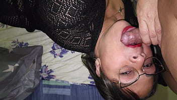 Encuentro a la mama de mi amigo tomandose fotos siendo infiel a su marido y me la follo por el culo